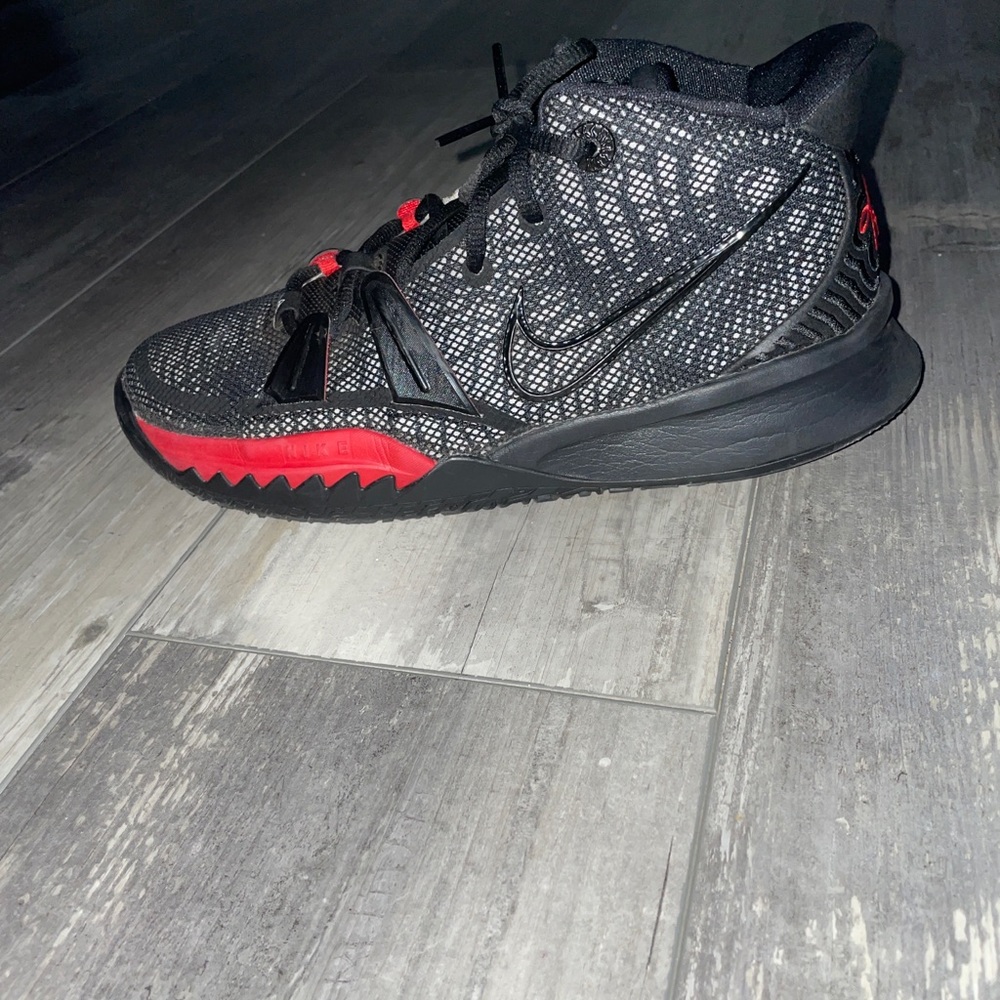 *WORN ONCE* Kyrie 7 Size 8.